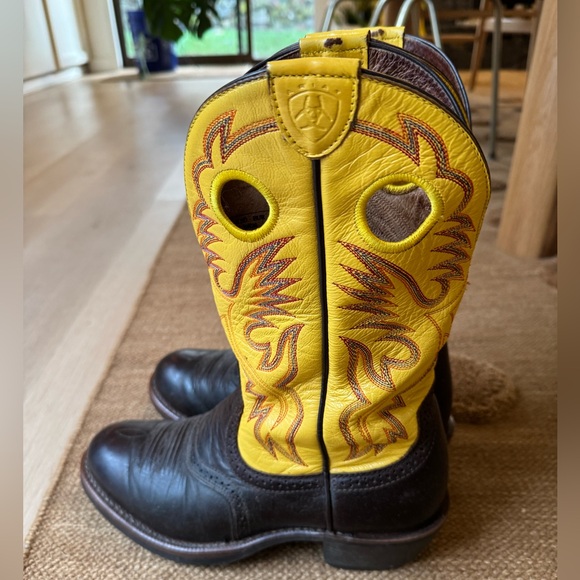 Like New Genuine Leather Ariat Western Boots Men’s size 8.5 in Yellow + Brown - Picture 5 of 11